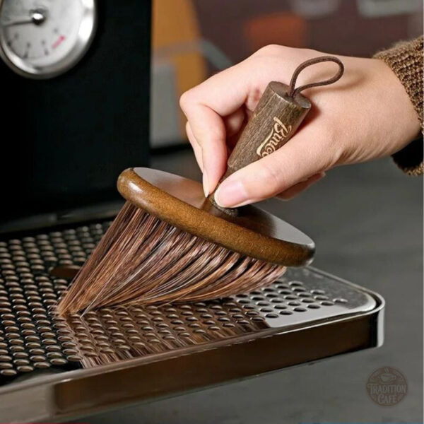 Balayette en bois pour baristas, l'outil essentiel