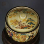 Boite artisanale japonaise avec peintures classiques