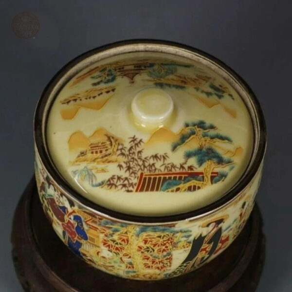 Boite artisanale japonaise avec peintures classiques