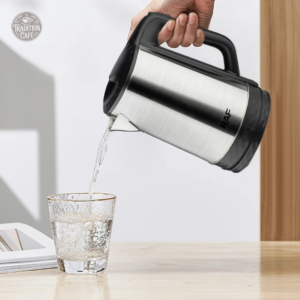 Bouilloire électrique moderne en acier brillant