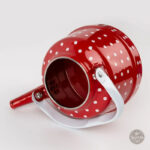 Design vintage de bouilloire rouge à pois blancs