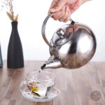 Accessoire de cuisine : théière argentée pour infuser vos thés