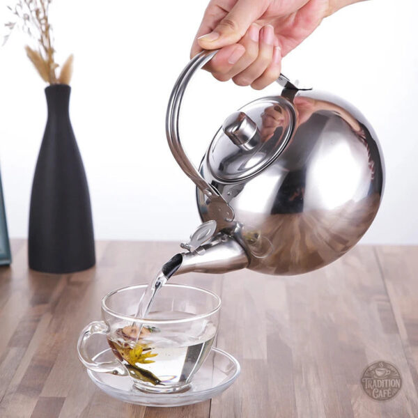 Accessoire de cuisine : théière argentée pour infuser vos thés