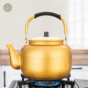 Bouilloire design doré, parfaite pour le thé