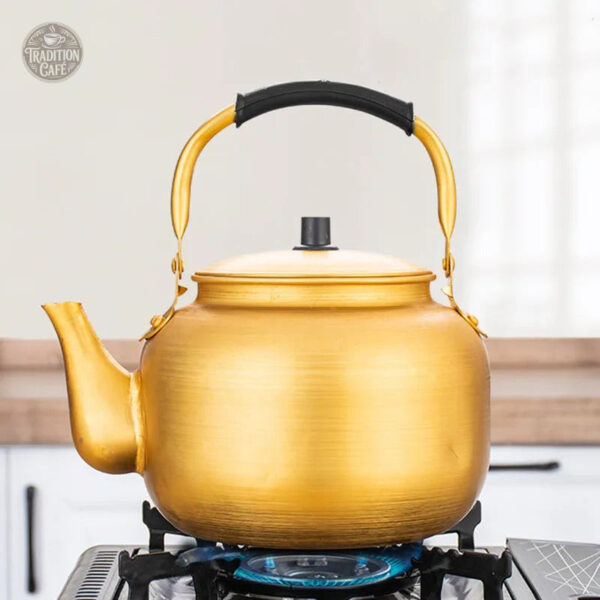 Bouilloire design doré, parfaite pour le thé
