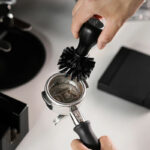 Accessoire barista pour un nettoyage efficace du porte-filtre