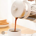 Design élégant de cafetière blanche, idéale pour les déplacements