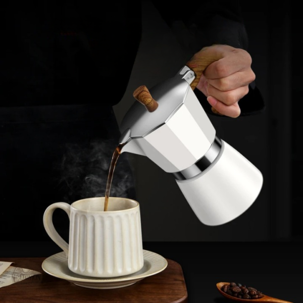 Cafetière Italienne blanche, design compact et élégant