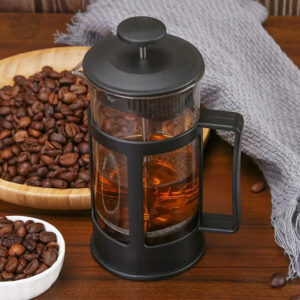 Cafetière en verre à piston au design raffiné et moderne