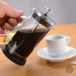 Cafetière à piston en verre et inox, design élégant