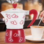Cafetière italienne décorée de cœurs rouges et blancs