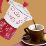 Cafetière design rouge et blanc avec motifs de cœurs