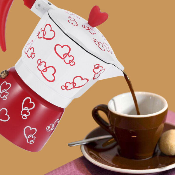 Cafetière design rouge et blanc avec motifs de cœurs