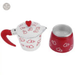 Cafetière rouge et blanche au design cœur pour un café élégant