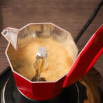 Cafetière italienne moderne, coloris rouge et noir