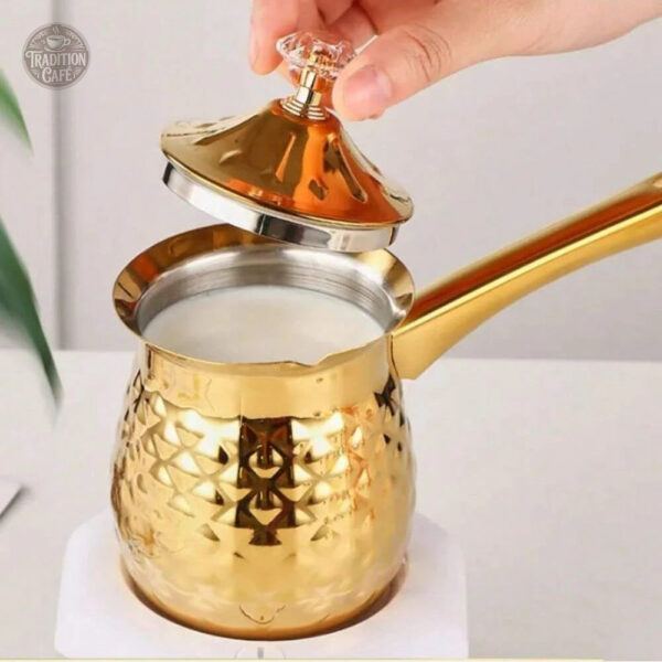 Accessoire café turc avec finition dorée raffinée