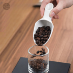 Cuillère doseuse en céramique blanche pour café