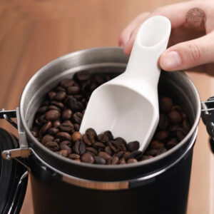 Cuillère blanche pour mesurer le café avec précision