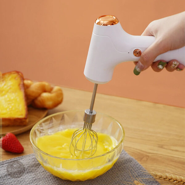 Petit fouet électrique blanc, pratique et léger pour vos recettes