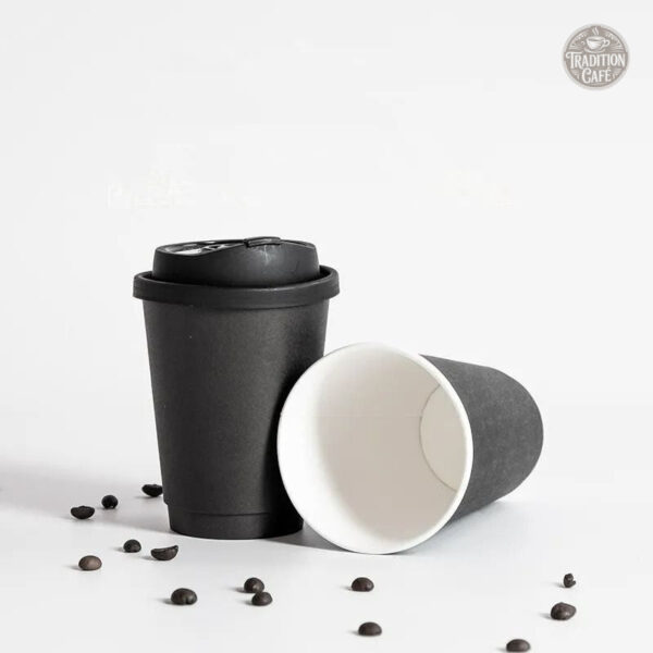 Gobelet noir avec couvercle, idéal pour boissons chaudes