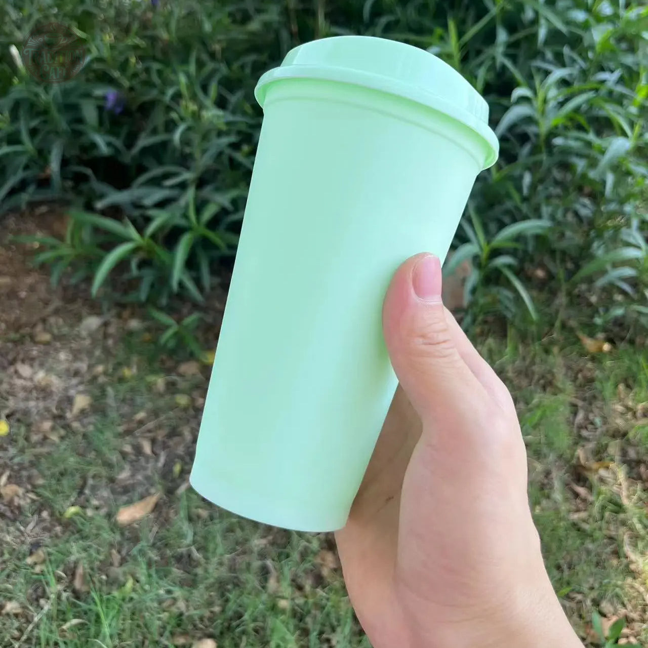 Capuchon ergonomique sur gobelet réutilisable en plastique