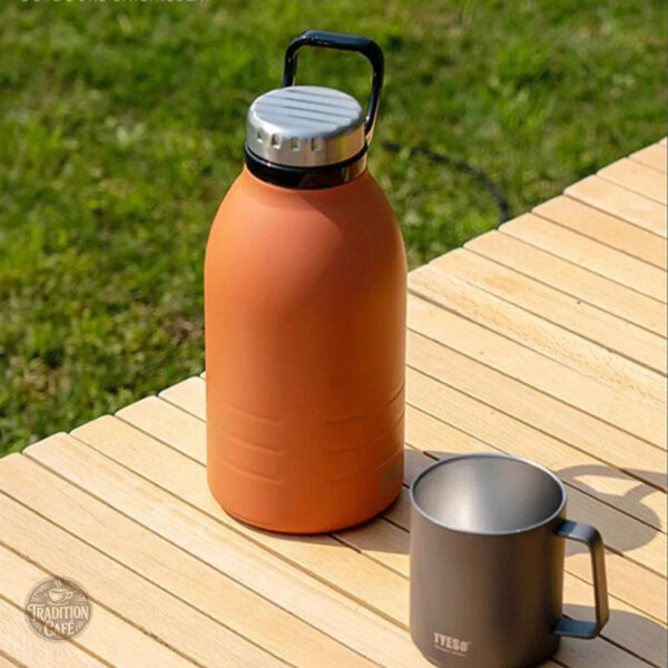 Gourde avec paille, capacité de 1,5L, design pratique