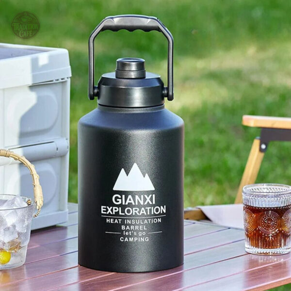 Gourde noire 2L, idéale pour boissons chaudes ou froides