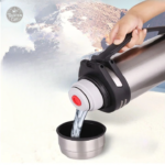 Grand thermos en inox, idéal pour les aventures en extérieur