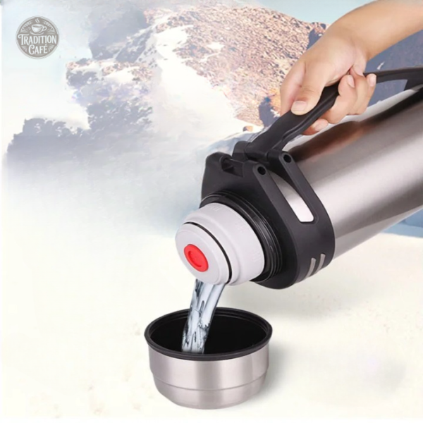 Grand thermos en inox, idéal pour les aventures en extérieur