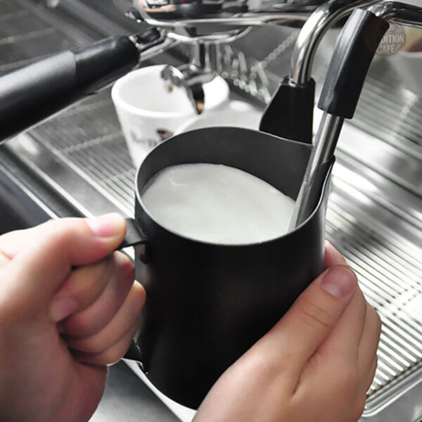 Tasse en inox avec design ergonomique