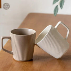 Grande tasse en céramique au design gaufré