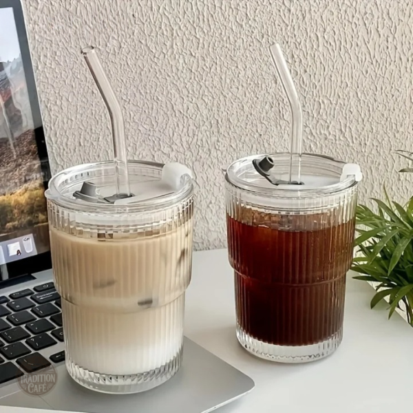 Tasses à café avec paille, design moderne et élégant