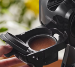 Café moulu avec machine à café moderne