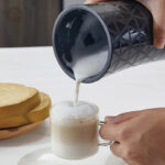 Mousseur à lait moderne pour cappuccinos et lattes