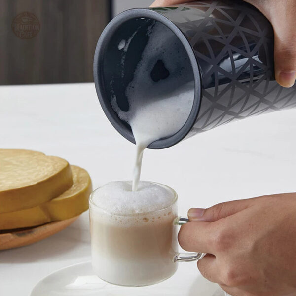 Mousseur à lait moderne pour cappuccinos et lattes