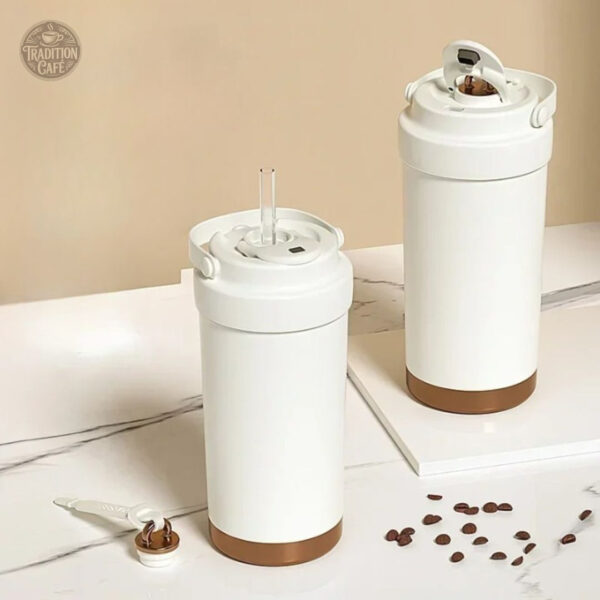 Mug blanc pour boissons chaudes en déplacement