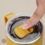 Mug Isotherme design jaune, idéal pour boissons chaudes