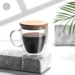 Mug en verre isolé avec couvercle et design ergonomique