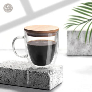 Mug en verre isolé avec couvercle et design ergonomique