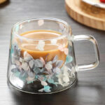 Mug en verre double paroi avec design fleuri et poignée