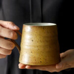 Mug artisanal en grès, finition vintage élégante