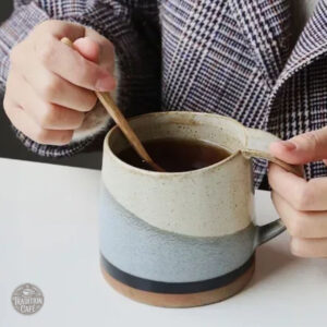 Mug en grès avec finition contemporaine