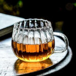 Mug pratique en verre avec une poignée ergonomique