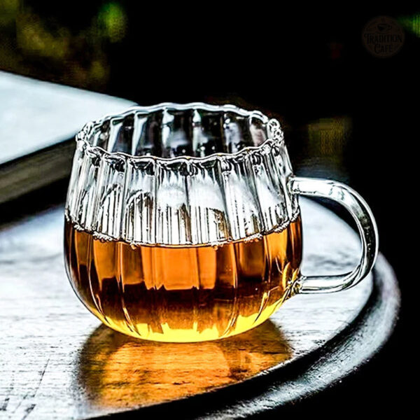 Mug pratique en verre avec une poignée ergonomique