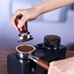 Tamper et distributeur pour porte filtre à café