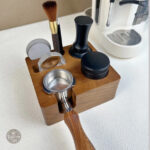 Tassage café carré en bois marron, pratique et esthétique