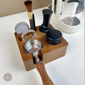 Tassage café carré en bois marron, pratique et esthétique