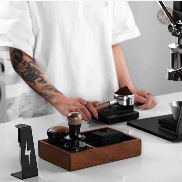 Outil de barista en noir et bois