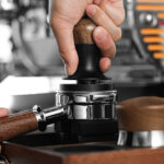 Accessoire café en acier et bois pour un café parfait
