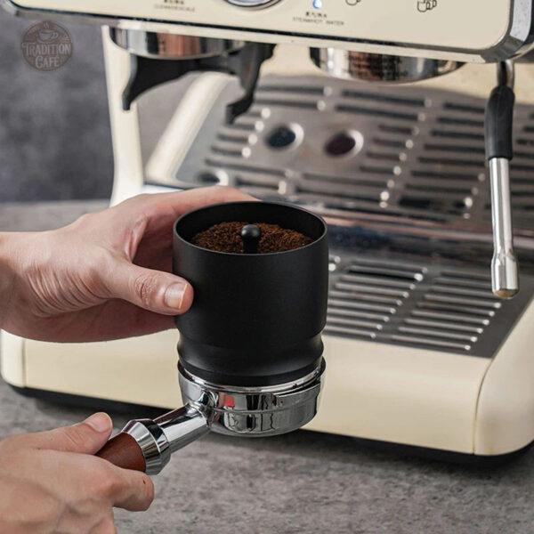 tasse-barista-noire-dosage-caf-58mm-1 Anneau de Dosage Café 58 mm pour une préparation précise